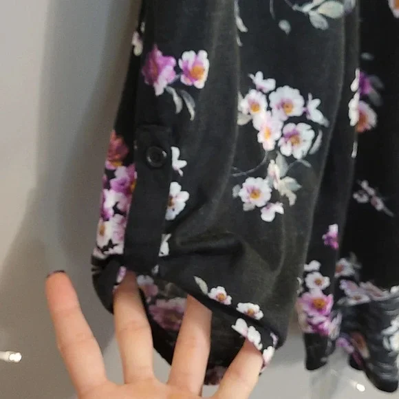 H14-NO BOUNDARIES: WOMEN SIZE XL FLOWERED QUARTER SLEEVE FLOWERED TOP - Picture 3 of 5